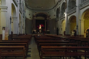 Barcelona, İspanya - 10 Mayıs 2017: İnteriorof Bethlehem Tanrı Anne kiliseyle ana sunak Meryem heykeli olduğunu. 