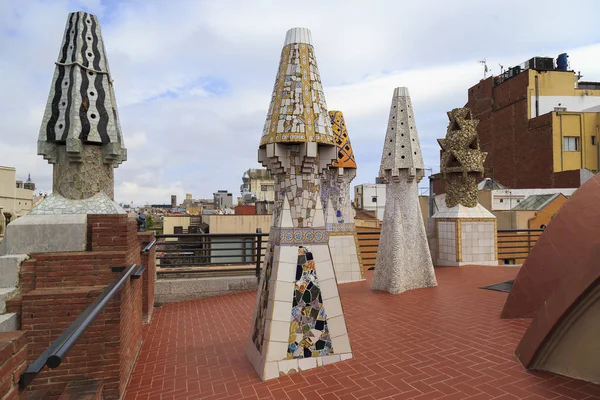 Barcelona, İspanya - 10 Mayıs 2017: Bunlar renkli, seramik döşeli bacalar Gaudi'nin iş Guell'ın evin çatısında..