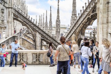 Milan, İtalya - 17 Mayıs 2018: Tanımlanamayan turist çatısı üzerinde Milan Katedrali ziyaret.