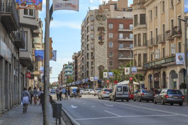 Girona, İspanya - 14 Mayıs 2017: Modern kentin Katalonya - Barselona Caddesi başkentinin sonra adlandırılır, bir sokakta olduğunu.