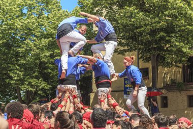 GİRONA, İSPAN - 14 Mayıs 2017: Bu, şehrin çiçek festivali sırasında Şato denilen bir insan kulesinin inşası..