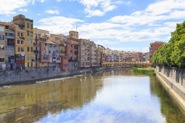 Girona, İspanya - 14 Mayıs 2017: Bunlar renkli eski evler Onyar nehir ve Gomez Köprüsü nehir yatağı boyunca.