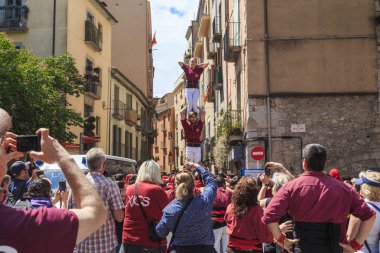 GİRONA, İSPAN - 14 Mayıs 2017: Bu, şehrin çiçek festivali sırasında Şato denilen bir insan kulesinin inşası..