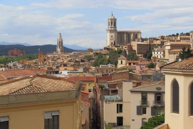 Girona, İspanya - 14 Mayıs 2017: Eski şehir ve Girona Katedrali ve Sant Feliu Bazilikası şehir fortess duvarlarından bir görünümü vardır.