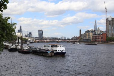 London, Büyük Britanya - 9 Nisan 2014: Cityscape Thames, Blackfriars köprüden ve London City olduğunu.