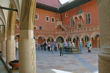Krakow, Polonya - 29 Nisan 2012: Bunlar Jagiellonian Üniversitesi avlusunda tanımlanamayan turistler..