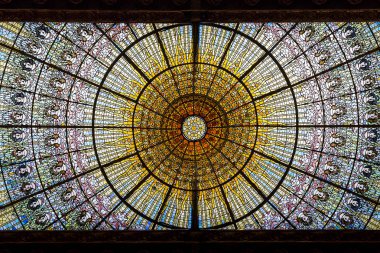 Barcelona, İspanya - 17 Mayıs 2017: Renkli cam tavan Art Nouveau tarzında, Katalanca müzik Sarayı konser salonunda bu.