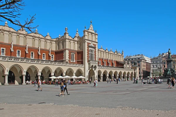 Krakow, Polonya - 29 Nisan 2012: Cloth Hall pazar meydanında bina bir güneşli bahar gününde bu.