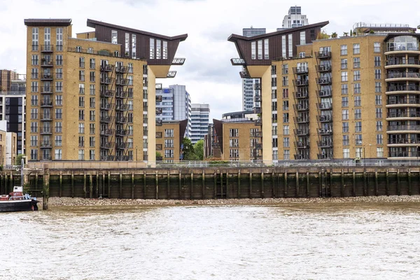 London, Büyük Britanya - 20 Mayıs 2014: Bunlar modern konut üzerinde Isle Of Dogs çıkabilir..