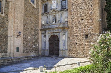 Toledo, İspanya - 25 Mayıs 2017: Tipik bir giriş (giriş için Kilisesi, San Roma şehrinin şehir kiliseye mimari bir parçası olduğunu).