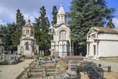 Milan, İtalya - 17 Mayıs 2018: Bu mezar taşları ve kriptalarının mezar taşları ve anıtlar Avrupa'nın zengin biri olarak kabul edilir Monumental mezarlığı üzerinde biridir.
