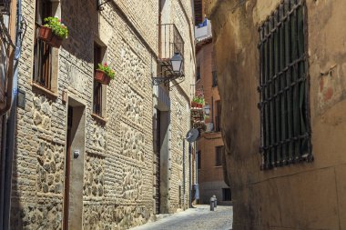 Toledo, İspanya - 25 Mayıs 2017: Bir ortaçağ şehrin en eski dar laynes biridir.