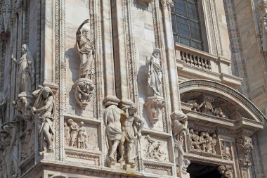 Milan, İtalya - 10 Mayıs 2018: Milano Katedrali'ne dış duvarları süslüyor 2400 heykeller bir bölümüyle bir parçası olan.