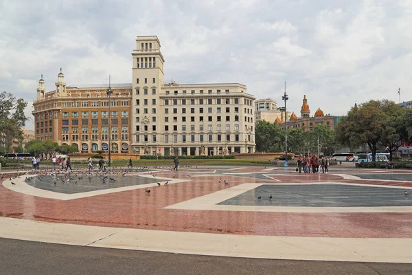 Barcelona, İspanya - 10 Mayıs 2017: Bu Katalonya Meydanı orta kısmında döşeli bir platformdur.