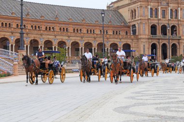 Sevilla, İspanya - 21 Mayıs 2017: Turist bir tur İspanya Meydanı'nın bir retro atlı arabaları vardır.