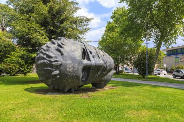 Lugano, İsviçre - 12 Mayıs 2018: Bu bir modern heykel Eros Bendato Civico Park girişinin önünde..
