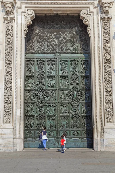 Milão Itália Maio 2018 Esta Porta Bronze Principal Catedral Natividade — Fotografia de Stock
