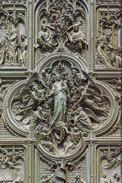 Milán Italia Mayo 2018 Este Fragmento Puerta Principal Bronce Catedral —  Fotos de Stock