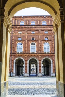 Turin, İtalya - 16 Mayıs 2018: Palazzo Carignano, Savoy Hanedanlığı Turin ikamet iç avluya bu.