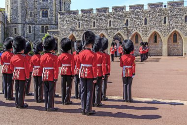 Windsor, Büyük Britanya - 19 Mayıs 2014: Kraliyet Muhafızları bekçi Windsor Sarayı, değişen Tören başlamak için sıralanır.