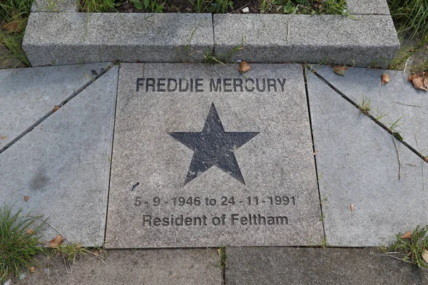 London, Büyük Britanya - 8 Eylül 2014: Freddie Mercury Feltham memorial ibret vardır.