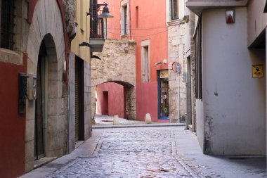 Girona, İspanya - 17 Mayıs 2017: Bir ortaçağ şehrin en eski sokaklarında biridir.