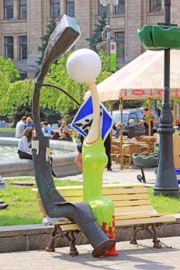 Kiev, Ukrayna - 1 Mayıs 2011: Sevmek şehir merkezinde Bağımsızlık Meydanı'nda bir anıt bu.