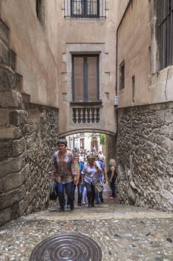 Girona, İspanya - 14 Mayıs 2017: Bunlar bir Ortaçağ Yahudi Mahallesi şehrin sokak merdiven üzerinde kimliği belirsiz insanlar.