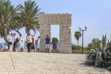 Tel Aviv, İsrail - 17 Eylül 2017: Jaffa Abrash Park niyetle Gate yakınındaki tanımlanamayan turist bunlar.