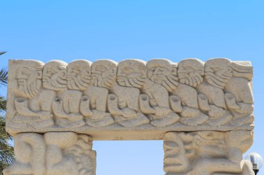 Tel Aviv, İsrail - 17 Eylül 2017: Oyma 'Alarak Jericho' bir parçası kemer Abrasha Park, Jaffa inanç kapısı açıktır.