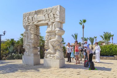 Tel Aviv, İsrail - 17 Eylül 2017: Jaffa Abrash Park niyetle Gate yakınındaki tanımlanamayan turist bunlar.