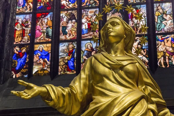 大聖堂の後陣のラ Madonniba の金色の彫刻のコピーの断片であるミラノ イタリア 2018 — ストック写真