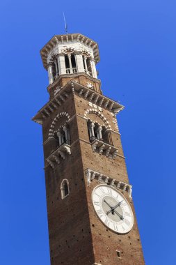 Verona, İtalya - 13 Mayıs 2018: The Lamberti Tower city, 12 ve 13 yüzyıllarda inşa yüksek binası olduğunu.