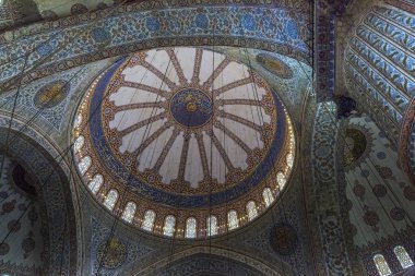 Istanbul, Türkiye - 13 Eylül 2017: Sultanahmet Camii (Sultanahmet Camii ana kubbe içinde bir görünümden olan).