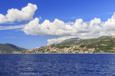 Herceg Novi, Karadağ - 13 Eylül 2013: Bu Boko-Kotor Koyu'ndaki tarafındaki şehirlerin panoramik bir görünümdür.