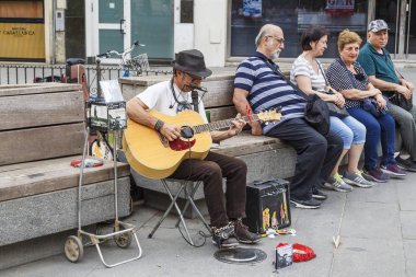 Sevilla, İspanya - 21 Mayıs 2017: Tanımlanamayan bir sokak müzisyeni şehrin sokaklarında akşam gerçekleştirir..