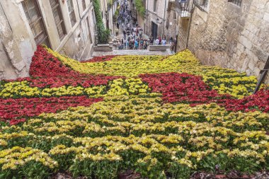 Girona, İspanya - 14 Mayıs 2017: Bu bir sokak merdiven biridir çiçek Festivali sırasında çiçeklerle süslenmiş.