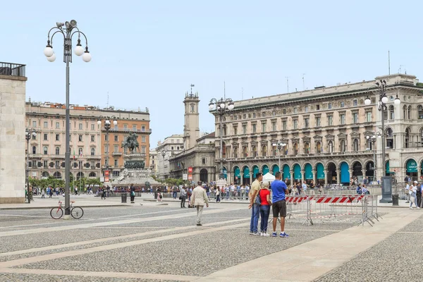 Milan, İtalya - 19 Mayıs 2018: Cathedral Square Kral Victor Emmanuel II için bir anıt ile bu.