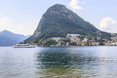 Lugano, İsviçre - 12 Mayıs 2018: Lake Lugano Monte San Salvator adlı bir zevk teknede bu.