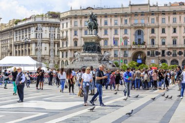 Milan, İtalya - 17 Mayıs 2018: Kral Victor Emmanuel II Katedral Meydanı'nda bir anıt var.
