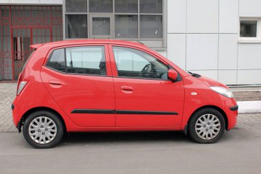 Kiev, Ukrayna - 3 Mayıs 2011: Güney Koreli küçük kırmızı araba Hyundai I10 bu.