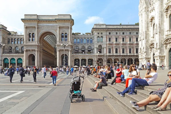 Milan. İtalya - 10 Mayıs 2018: Galeri Victor Emmanuel II arcades Avrupa'nın alışveriş ilk ve en büyük moda biridir.