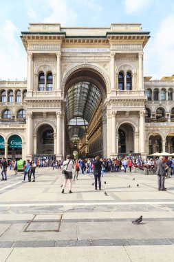 Milan. İtalya - 10 Mayıs 2018: Bu IA bir giriş için Galeri, Victor Emmanuel II, ilk ve en büyük moda alışveriş biri Avrupa'da arkadın.