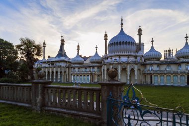 Brighton, Büyük Britanya - 16 Eylül 2014: Royal Pavilion, Büyük Britanya, kralları eski Deniz Köşkü akşamları bu.