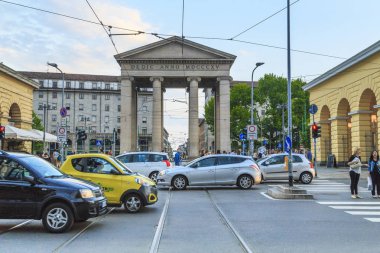 Milan, İtalya - 12 Mayıs 2018: Bu akşam geç Porta Ticineze neoklasik arch yakınındaki trafik olduğunu.
