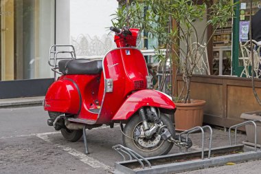 Milan, İtalya - 15 Mayıs 2018: Bu şehrin cadde üzerinde Park bir scooter Vespa Lml Star 200.