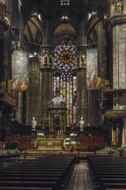 Milan, İtalya - 19 Mayıs 2018: Milan Katedrali ana altar olduğunu.