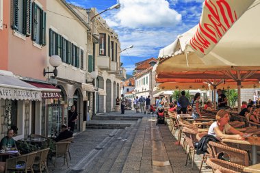 Herceg Novi, Karadağ - 13 Eylül 2013: Bu tatil beldesi sokaklarında kadife sezonunda biridir.