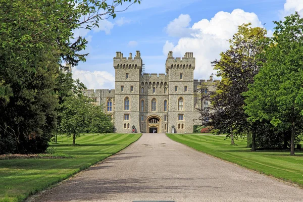 Windsor. Büyük Brirain - 19 Nisan 2014: Güney kanat Windsor Castle Long Walk tarafındaki cephe bu.