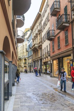 Lugano, İsviçre - 12 Mayıs 2018: İtalyan Canton'ın başkenti şehir merkezinde bir yaya caddesi olduğunu.